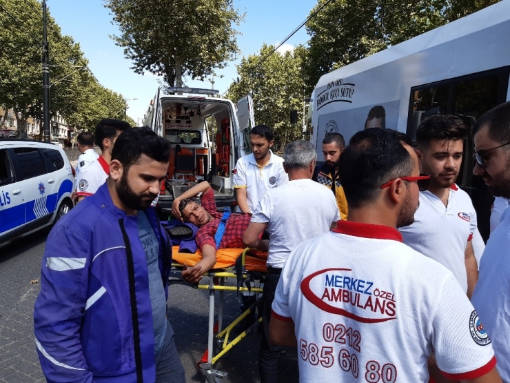 -fatih’te Tramvay İle Motosikletli Kurye Çarpıştı: 1 Yaralı