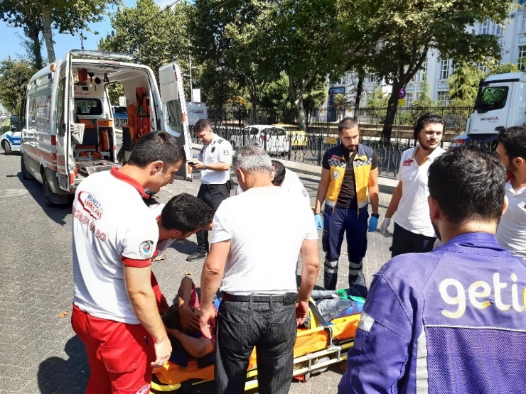 -fatih’te Tramvay İle Motosikletli Kurye Çarpıştı: 1 Yaralı