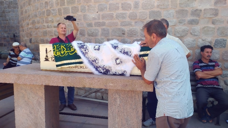 Arabada Bırakılan Ve Yanarak Can Veren Minik Melih’e En Acı Veda