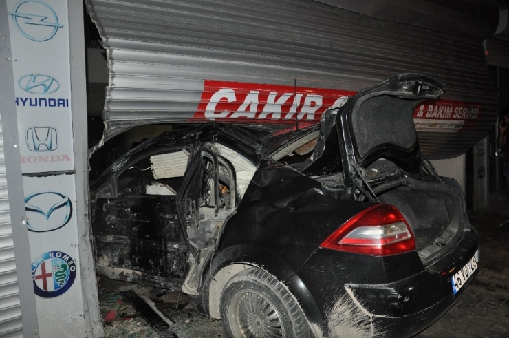 Otomobil Tamirhaneye Daldı: 2 Yaralı