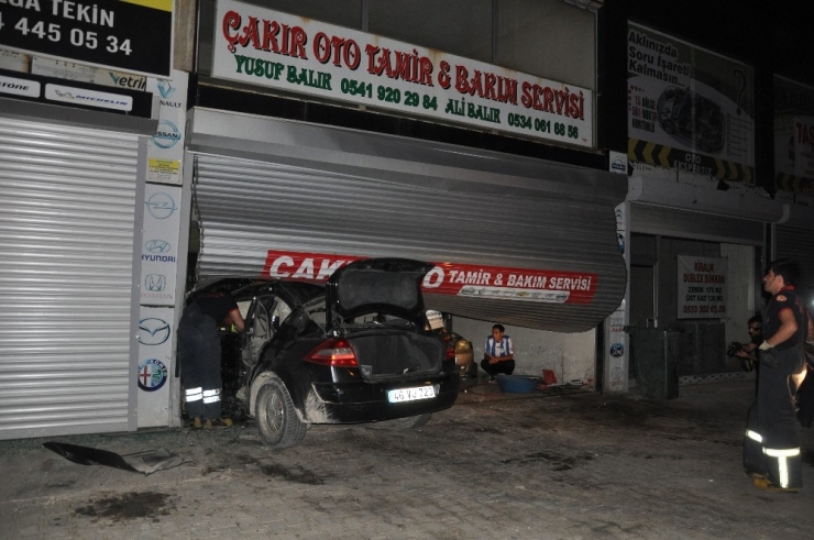 Otomobil Tamirhaneye Daldı: 2 Yaralı