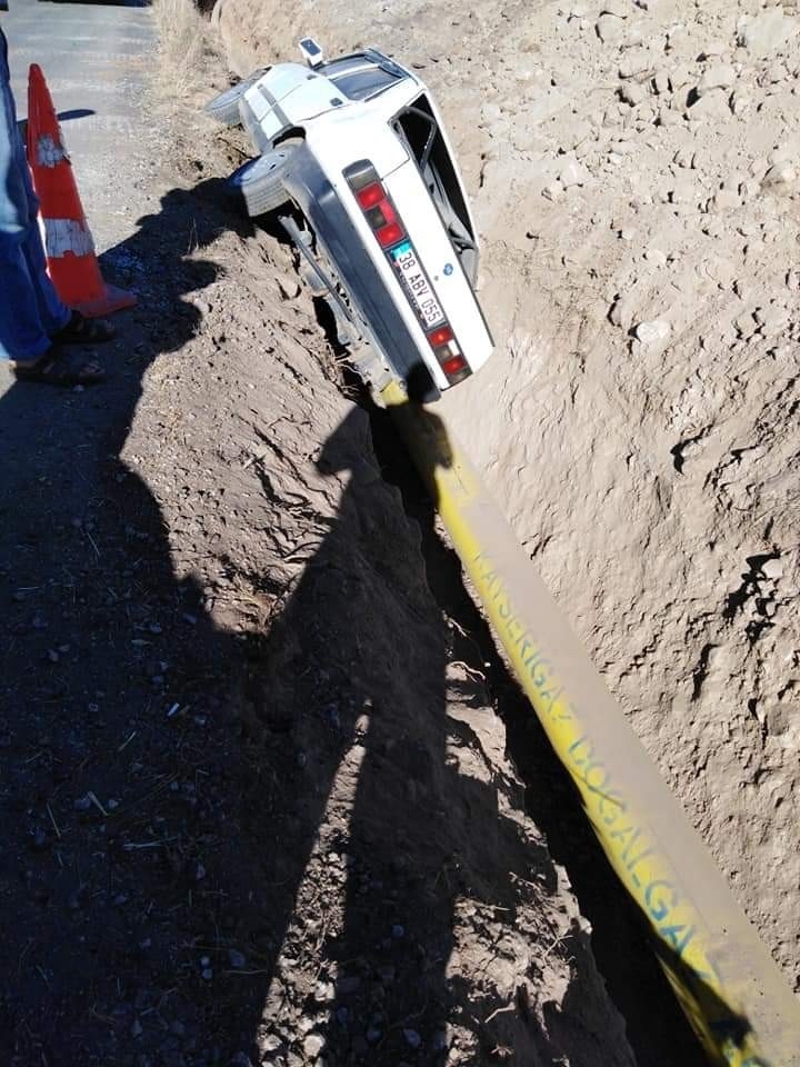 Otomobil Doğalgaz Kanalına Düştü