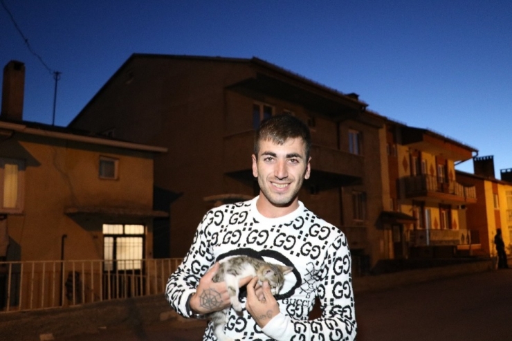 Mahsur Kalan Kedi İçin Canını Hiçe Saydı