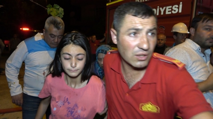 İki Kardeş Evde Tek Kaldığı Sırada Yangın Çıktı