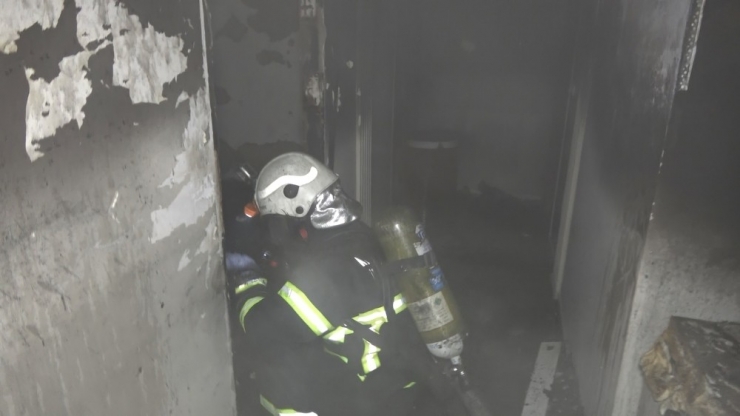 İki Kardeş Evde Tek Kaldığı Sırada Yangın Çıktı