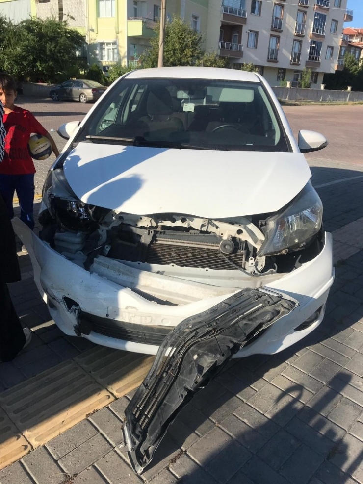 Otomobil Pikap İle Çarpıştı: 3 Yaralı