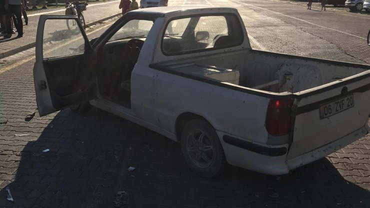 Otomobil Pikap İle Çarpıştı: 3 Yaralı