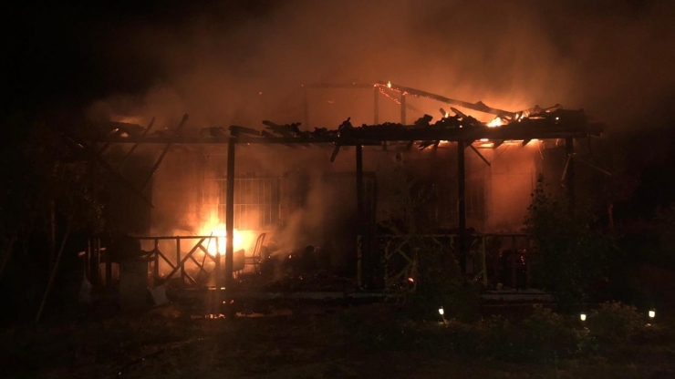 Tek Katlı Ahşap Ev Çıkan Yangında Kül Oldu