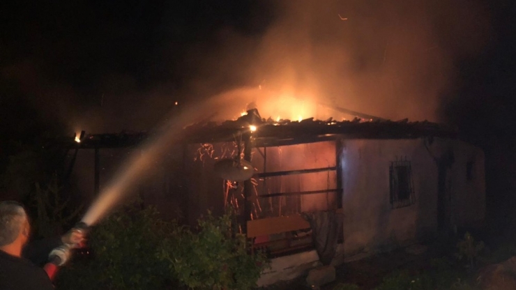 Tek Katlı Ahşap Ev Çıkan Yangında Kül Oldu