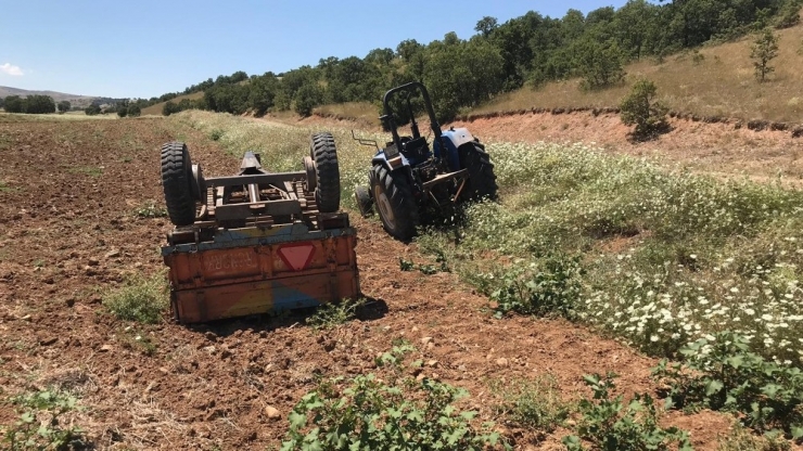 Ters Devrilen Traktör Römorkunun Altında Kalarak Hayatını Kaybetti