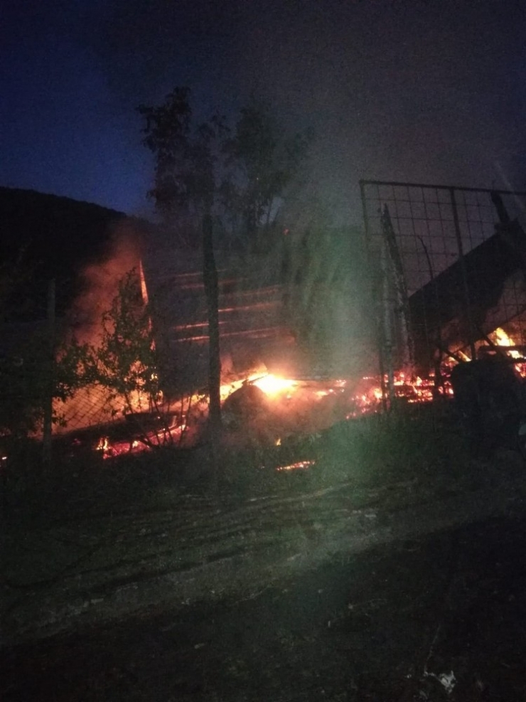 Yangında Külde Dönen Prefabrike Evdeki Aile Son Anda Kurtuldu