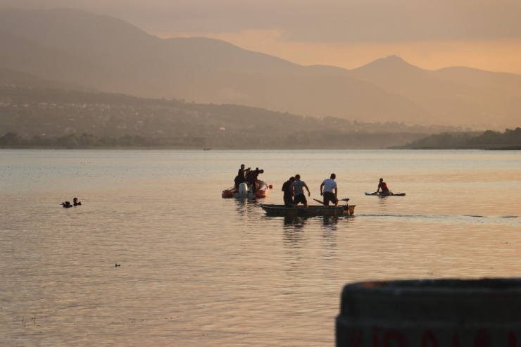 Sapanca Gölünde Tekneden Düşen 13 Yaşındaki Çocuk Kayboldu