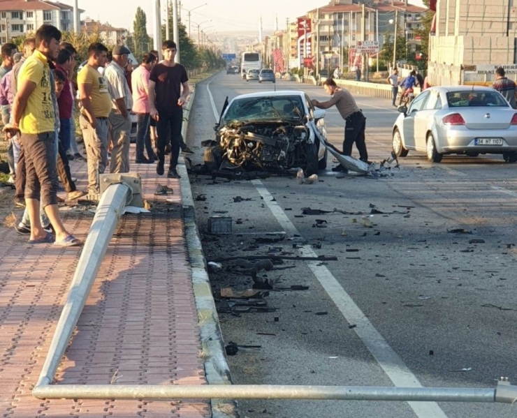 Otomobil, Önce İki Araca Sonra Direğe Çarptı: 4 Yaralı