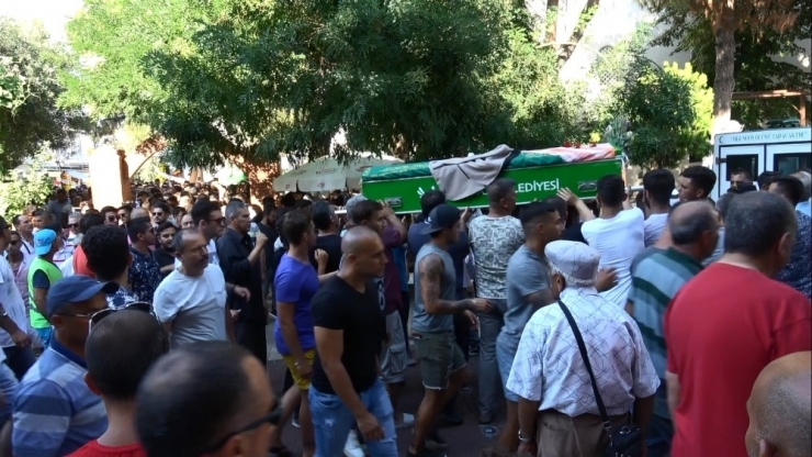 Kuşadası, Kalbinden Bıçaklanan Roman Genç İçin Ağladı