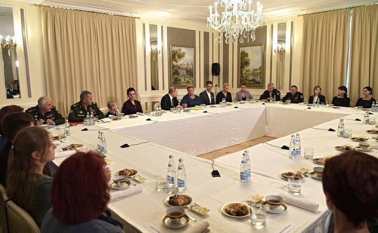 Putin, Denizaltı Faciasında Ölen 13 Mürettebatın Aileleri İle Bir Araya Geldi