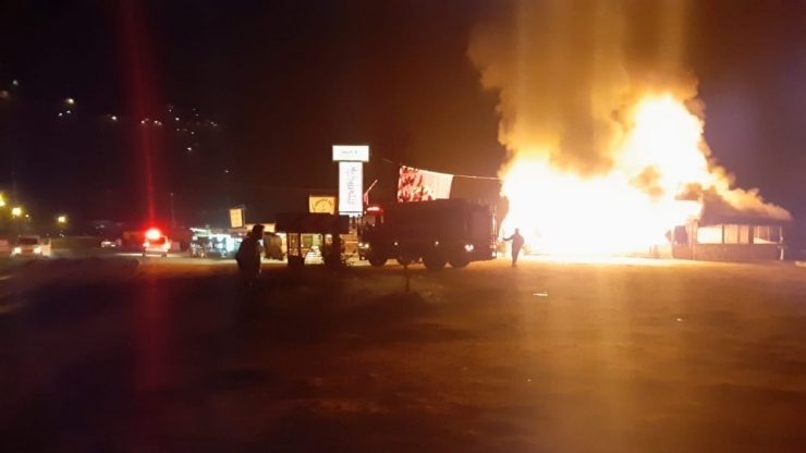 Çaykara’da Restoran Alev Alev Yandı