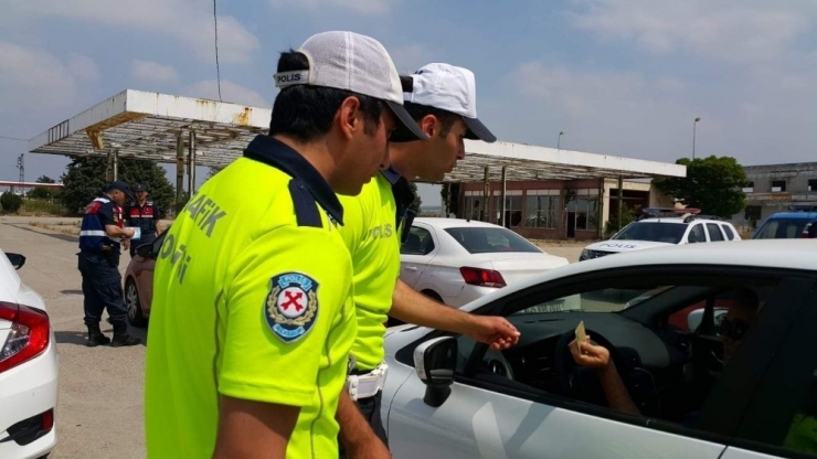 Emniyet Sürücüleri Sloganla Uyarıyor...