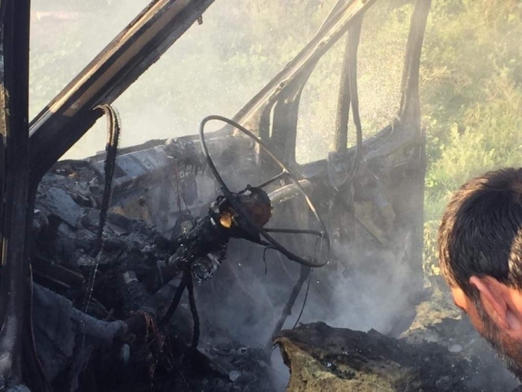 Park Halindeki Kamyonet Yanarak Kullanılamaz Hale Geldi