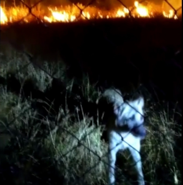 Alevler Arasında Kalan Köpeği İtfaiye Ekipleri Kurtardı