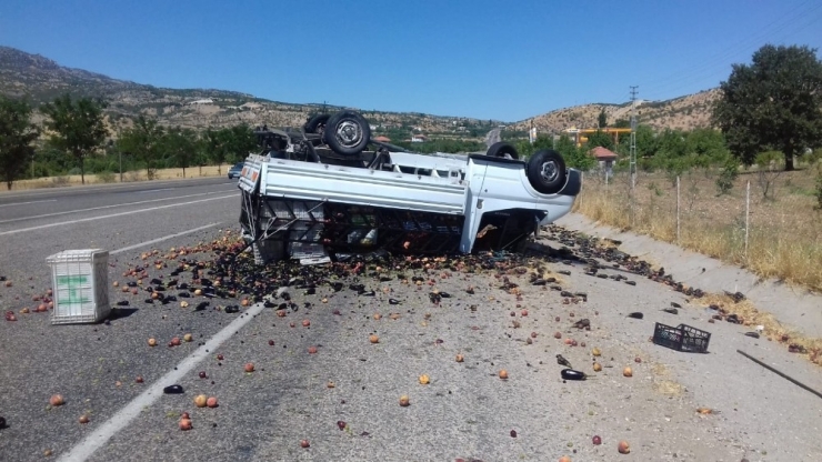 Meyve Yüklü Kamyonet Takla Attı