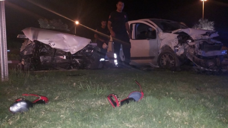 Antalya’da İki Otomobil Kafa Kafaya Çarpıştı: 3 Yaralı