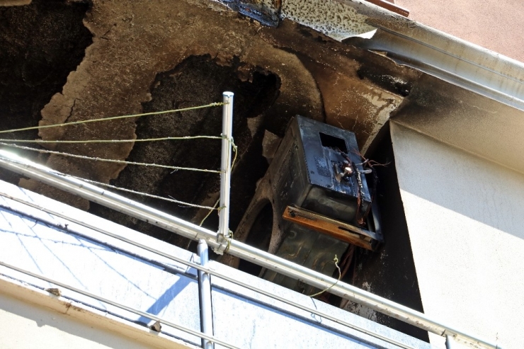 Küle Dönen Evdeki Türk Bayrağı’na Bir Şey Olmadı