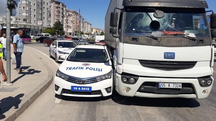 Tırın Sıkıştırdığı Polis Otosunu Vatandaşlar Kurtardı