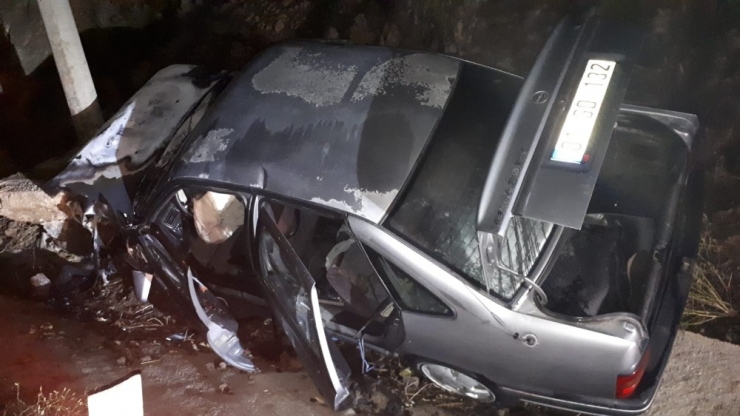 Kaza Yapan Otomobildeki Yaralıları Kurtaran Vatandaşlar Faciayı Önledi