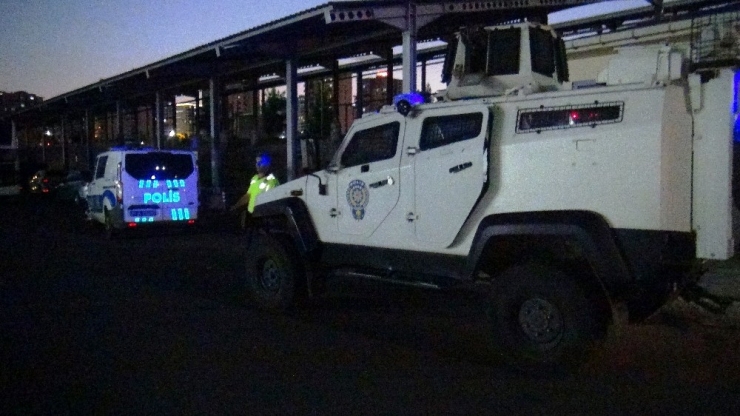 Geri Manevra Yapan Otobüsün Altında Can Verdi