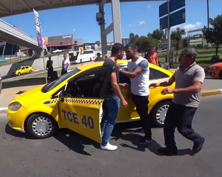 E-5 Karayolunda Taksicilerin “Sıra” Kavgası Kamerada