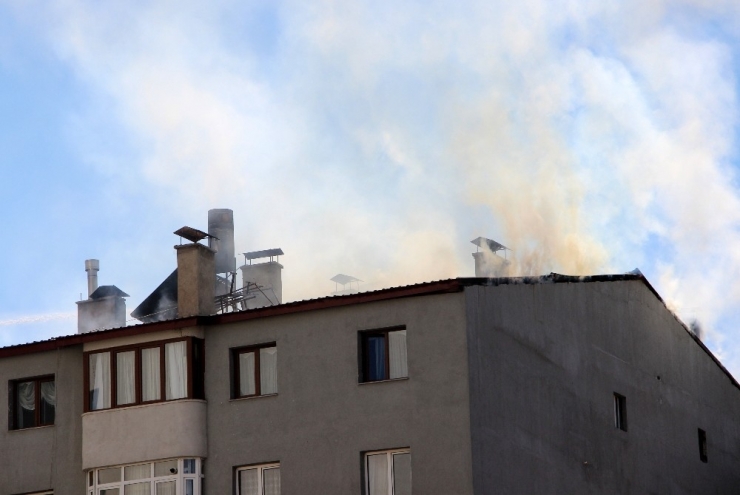 6 Katlı Binanın Çatısı Cayır Cayır Yandı
