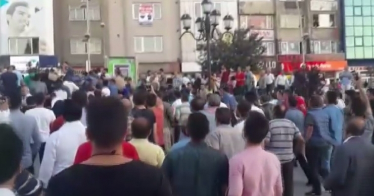 Afganlılar Bir Genci Muşta İle Yaralayınca Ortalık Savaş Alanına Döndü