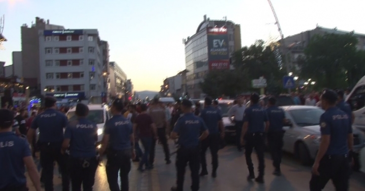 Afganlılar Bir Genci Muşta İle Yaralayınca Ortalık Savaş Alanına Döndü