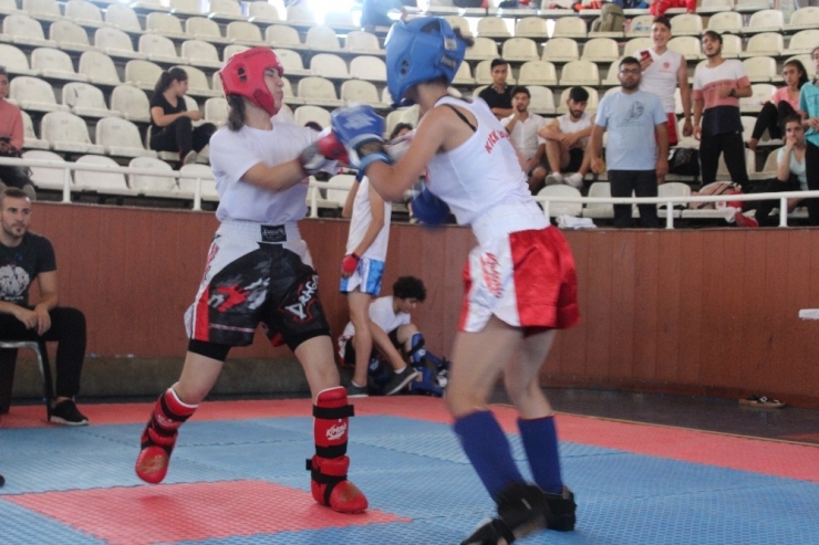 Genç Sporcular Kick Boks Bölge Şampiyonluğu İçin Ter Döktü