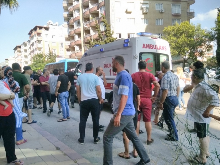 Otomobil Kaldırımdaki Kadını Ezdi