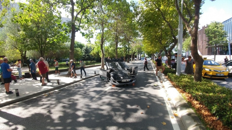 Beylikdüzü’nde Kadın Sürücü Aracıyla Takla Attı