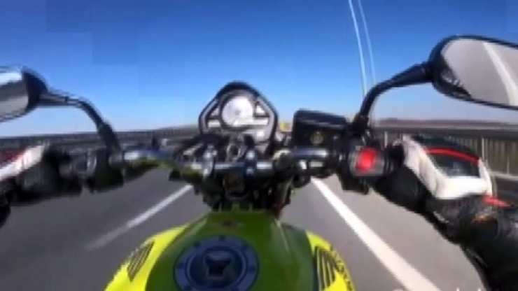 İstanbul’da Motosikletli Maganda “Tek Teker” Üstünde Yarışıp “Makas” Attı