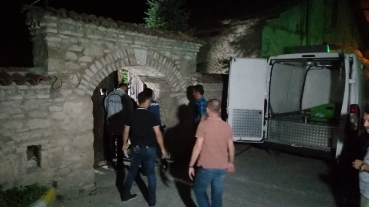 Tarihi Bina İçerisinde İpe Asılı Halde Bulundu