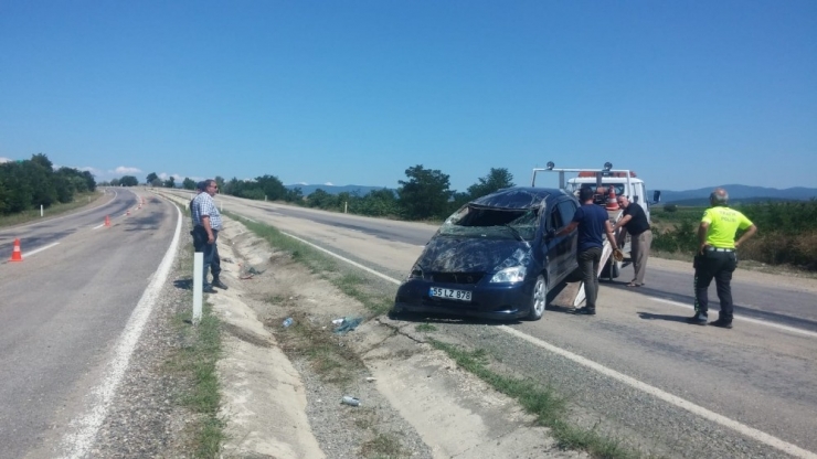Yoldan Çıkan Otomobil Takla Attı: 2 Yaralı
