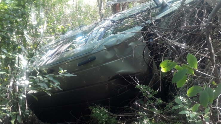 Lastiği Patlayan Araç, 30 Metrelik Uçuruma Yuvarlandı