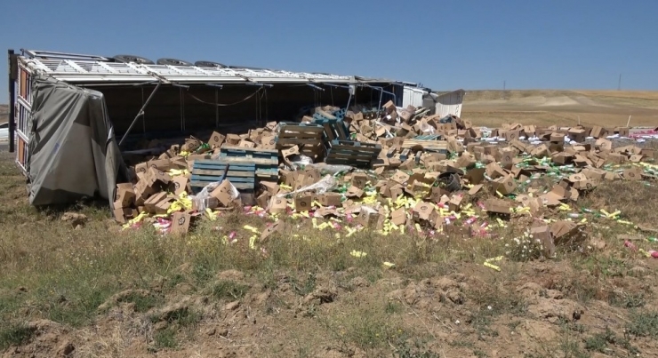 Deterjan Yüklü Tır Devrildi: 1 Yaralı