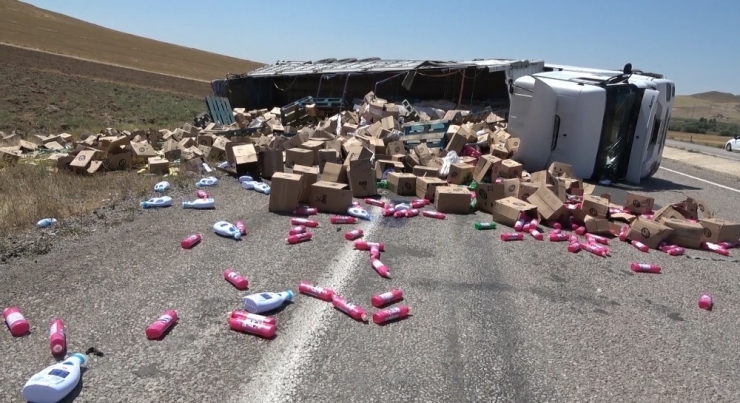 Deterjan Yüklü Tır Devrildi: 1 Yaralı