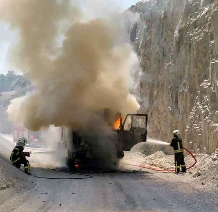 Kamyon Alev Alev Yandı