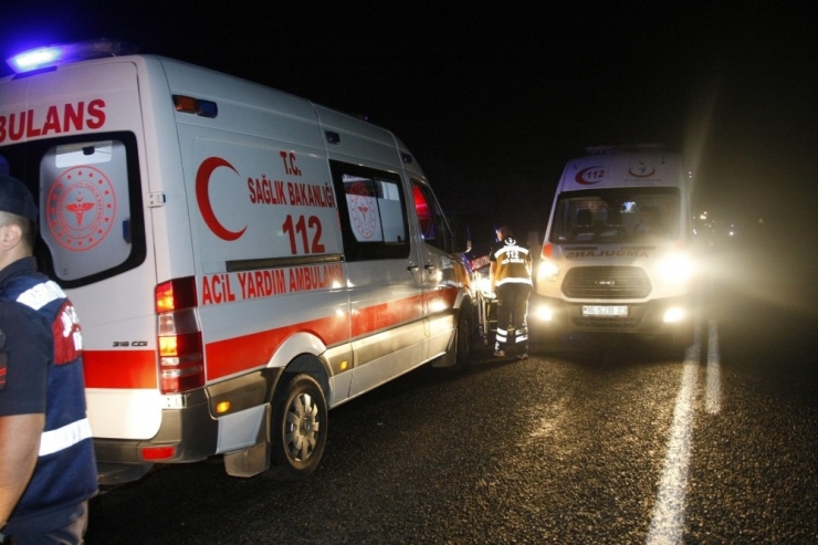 Otomobil Ve Hafif Ticari Araç Kafa Kafaya Çarpıştı: 1 Ölü, 2 Yaralı