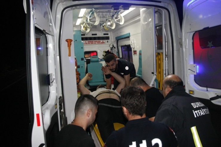 Otomobil Ve Hafif Ticari Araç Kafa Kafaya Çarpıştı: 1 Ölü, 2 Yaralı