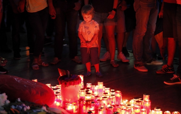 Romanya’da Kaçırılan Genç Kız İçin Halk Sokağa Döküldü