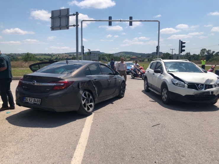 Kaynarca’da İki Otomobil Çarpıştı: 1 Yaralı