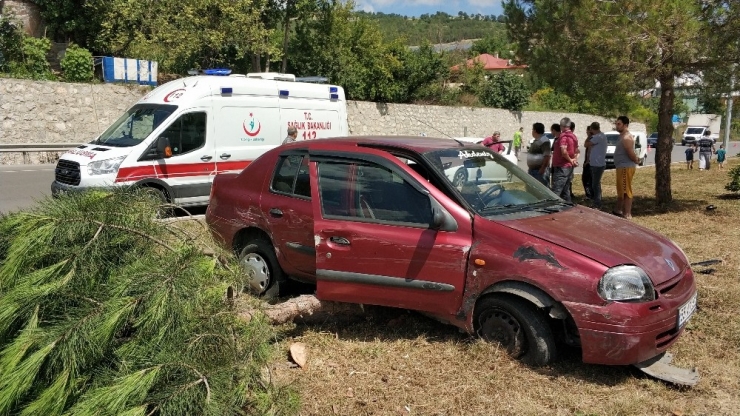 İki Otomobil Çarpıştı: 2 Yaralı