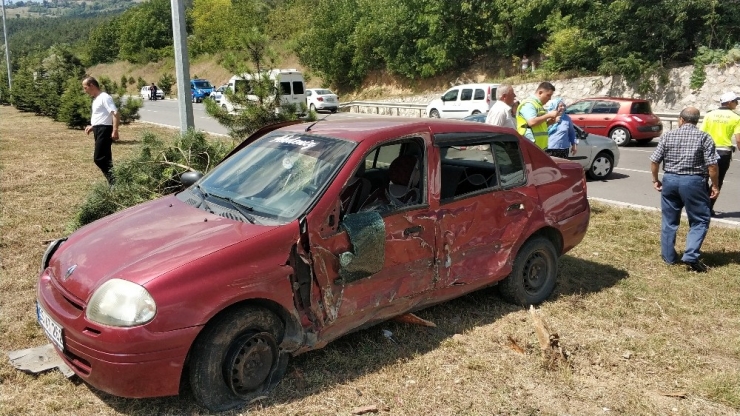 İki Otomobil Çarpıştı: 2 Yaralı