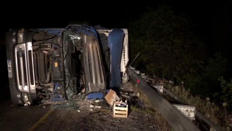 Virajı Alamayan Tır Devrildi: 1 Yaralı